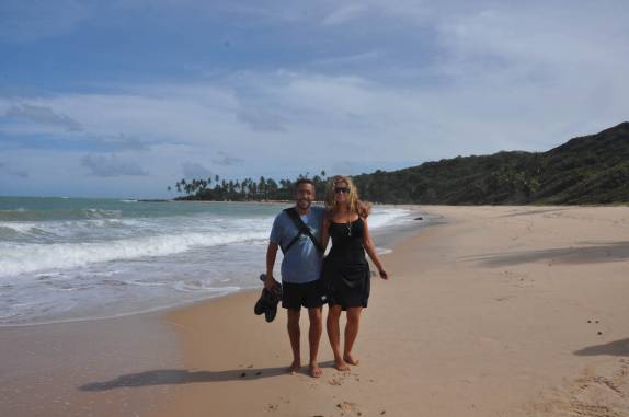 Caminhando pela praia do Coqueirinho, em Jacumã, distrito de Conde - PB